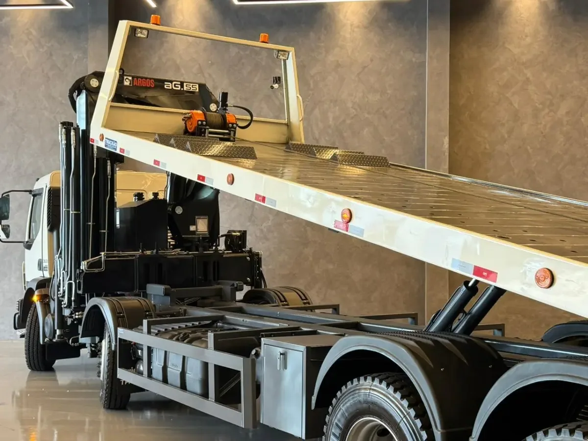 VOLVO VM 360 8X4 COM GUINDASTE ARGOS 55T